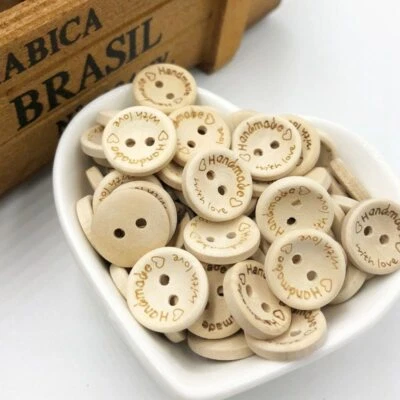 50 STÜCK KNÖPFE "HANDMADE WITH LOVE" Bastelknöpfe Modeknöpfe Holzknöpfe 1,5 cm - Bild 1 von 4