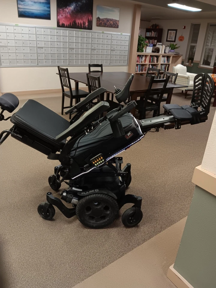 Quickie Pulse 6, patas, asiento y respaldo elevación e inclinación a través de hidrólicos, bates nuevos. Foto 1 de 4