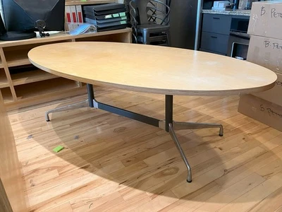 Base Eames de Herman Miller con tapa personalizada. Mesa de conferencia o comedor Foto 1 de 3