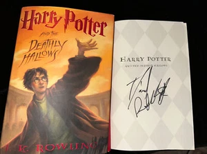 Daniel Radcliffe Signed Harry Potter Deathly Hallows Book Hard Cover 1st Edition - Picture 1 of 8