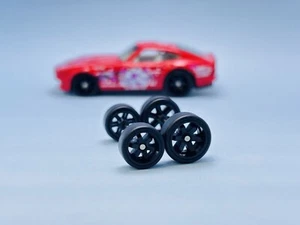 Ruedas de goma Datsun R467 Hotwheels 1/64 Real Riders # TE37 negras de 10/12 mm de largo - Imagen 1 de 7