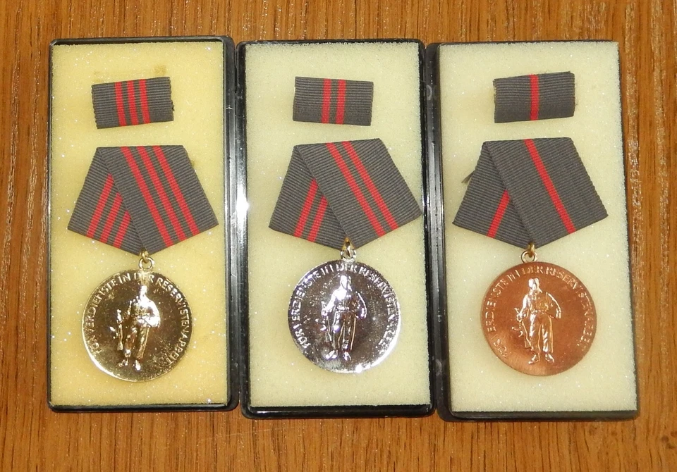 3 DDR Medaillen  Ehrenmedaille Zivilverteidigung 1.Satz - Bild 1 von 1