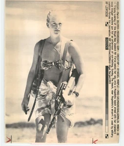 NUEVA ZELANDA Mujer Lleva Ametralladora MOGADISCIO Somalia 1993 Prensa Foto Láser - Imagen 1 de 2