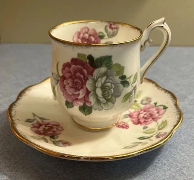 Taza y platillo Royal Albert "Evening Rhapsody" Demitasse Peony PInk, adorno dorado Foto 1 de 4