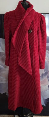 Abrigo A Trigére Talla 16 Lana Roja, Rayas Diagonales, Bufanda Corbata, Botones Firmados De Colección Foto 1 de 4