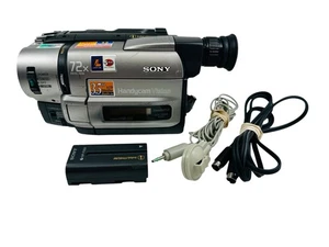Sony CCD-TRV85 8mm Video Camera Recorder Hi8 Video8 with Bundle Accessories 362 - Picture 1 of 11