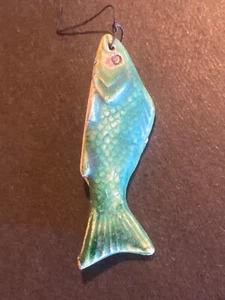 ¿Adorno de pez pintado vintage de cerámica color verde? - Imagen 1 de 5