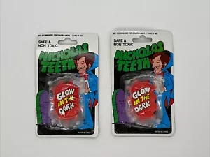 2 colmillos de vampiro de colección años 70/80 Nicholas Teeth Brillan en la oscuridad Halloween Horror - Imagen 1 de 3