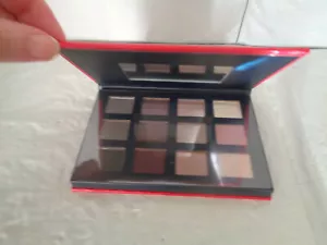 Avon (12) Eyeshadow - She Dreams of Silver Palette - New - Picture 1 of 3