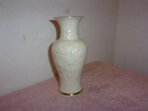 VASO LENOX PORCELLANA AVORIO GEORGIANA GOFFRATA ALTEZZA 6,5", FINITURE ORO 24K - Foto 1 di 7