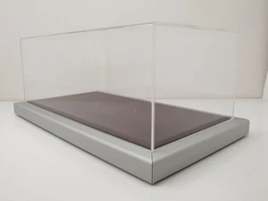 Caja transparente vitrina acrílica Goodwood con fondo metálico caoba para modelos 1:18 - Imagen 1 de 5