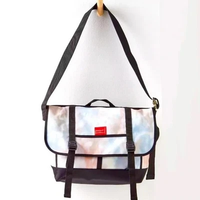 ¡NUEVO CON ETIQUETAS! Bolsa de mensajero Free People x Manhattan Portage en la nube (precio de venta sugerido por el fabricante $178) Foto 1 de 4