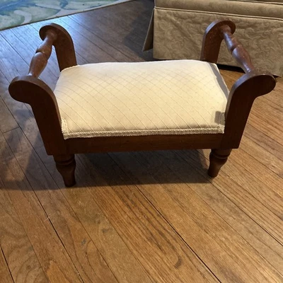 Reposapiés de madera dura artesanal resistente MCM tapizado crema EE. UU. Bueno Foto 1 de 4