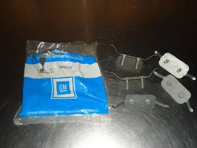 5) Nuevo NOS GM Retenedor de moldura de moldura de parachoques 25614926 1990-1996 Buick Park Avenue Foto 1 de 2