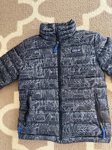 Patagonia Jungen Daunen Pullover Jacke Tippy Kanu Smolder Blau Größe Large 12 Neu mit Etikett - Bild 1 von 4