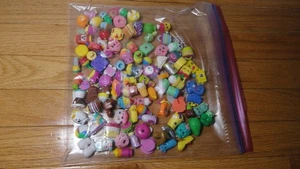 Riesiges Shopkins Set mit 100 zufälligen Figuren - keine Duplikate gemischte Jahreszeiten KOSTENLOSER VERSAND! - Bild 1 von 3