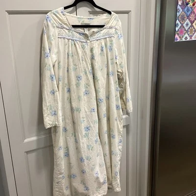 Bata Lord & Taylor Vintage Grande Algodón Floral Encaje Botón Delantero BONITA Foto 1 de 4