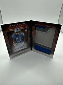 2023 Origins - Rookie Booklet Auto #BPJBI Jahmyr Gibbs /49 Lions On Card AU RC - Bild 1 von 6