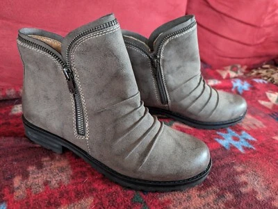 NWOB women's bootie 7 wide taupe/grey - Image 1 of 4