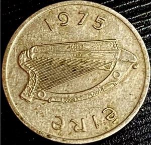 1975 IRELAND 5 PENCE - BULL to RIGHT - IRISH HARP - Combined Shipping 3/41 - Picture 1 of 5