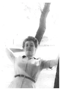 BEAUTIFUL LADY ON TREE BRANCH,MEDFORD,OREGON,1944.VTG 4" x 2.7" PHOTO^10 - Picture 1 of 2