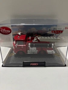 Disney Store Cars 2 Camion dei Pompieri Rosso 1:43 Die-Cast in Vetrina Acrilica - Nuovo - Foto 1 di 3