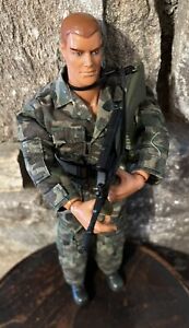 1999 Lanard Toys Ltd. Military Actionfigur in Armee Tarnuniform mit Waffe
