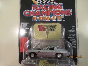 Chevy Corvette 1963 1:64 Racing Champions como nuevo plateado y emblema - Imagen 1 de 2