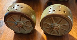 Salero y pimentero FRANKOMA Pottery PRAIRIE GREEN WAGON WHEEL - Imagen 1 de 4