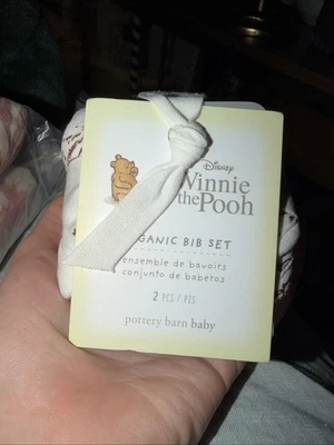 Pottery Barn Baby Winnie the Pooh Orgánico BIB SET 2 piezas Nuevo con etiquetas Foto 1 de 3