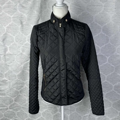 Chaqueta acolchada acolchada negra con hebilla BKE para mujer talla pequeña Foto 1 de 4