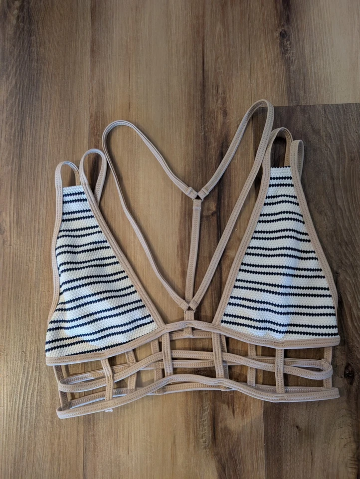 Top de bikini One by One cucharadita para mujer talla pequeña blanco azul marino y jaula nude Foto 1 de 4