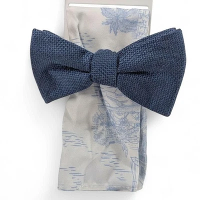 Pajarita Bar Iii para hombre castaño rojizo lisa floral bolsillo cuadrado azul marino Foto 1 de 2