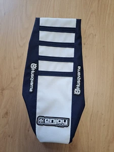 HUSQVARNA TC FC 2023-24 ENJOY SEAT COVER LOGO Husky Blue / White / Husky Blue - Picture 1 of 3