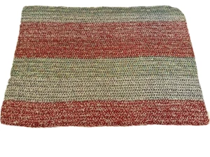 Coperta all'uncinetto a mano, rossa, grigia, beige, macchie di blu e verde 36"x50" NUOVA - Foto 1 di 3