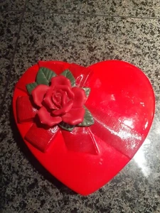VINTAGE 6,5" KERAMIK ROTES HERZ SCHMUCKKÄSTCHEN ROSE & SCHLEIFE VALENTINSTAG BONBONIERE  - Bild 1 von 6