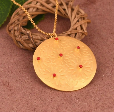 Colgante redondo con cadena enchapado en oro amarillo collar de latón con piedras preciosas de coral múltiple Foto 1 de 4