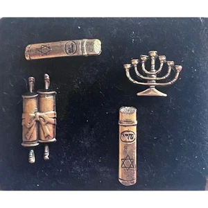 Vintage Judaica jüdisches Thema Anstecknadel Set-Mini Menura Mezuzah Torarolle - Bild 1 von 9