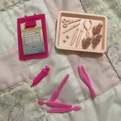 Mattel Barbie's DOCTOR Siete PIEZAS Portapapeles Bandeja Herramientas Desde principios de 1990 Usado en Excelente Condición Foto 1 de 4