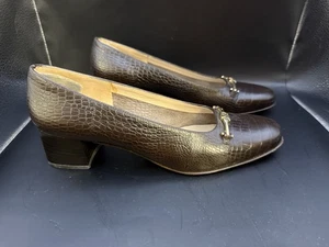 Zapatos de salón Salvatore Ferragamo Boutique marrón cocodrilo cuero en relieve 7,5B Italia - Imagen 1 de 8