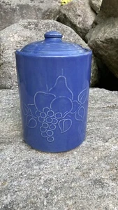 Tarro de cocina vintage Art Deco con patrón de fruta azul en relieve década de 1930 - Imagen 1 de 18