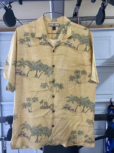 Tommy Bahama Yellow Palm Tree Tiki Hut Hawaiian 100% Silk Wooden Button M - Picture 1 of 4