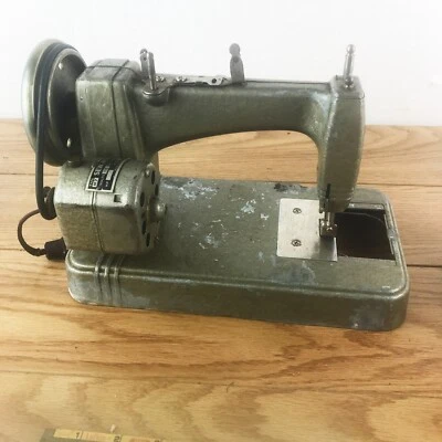 Máquina de coser SEW-RITE tamaño pequeño o infantil metal verde motor funciona - como está Foto 1 de 4