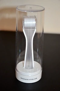 Rodan + Fields Derma Roller Microesfoliante Ridefinisce la Cura della Pelle Viso - Foto 1 di 13