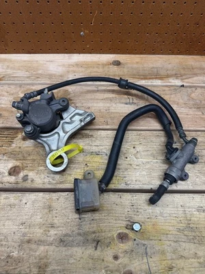 Оригинальный кронштейн суппорта заднего тормоза 2007-12 HONDA CBR600RR NISIN 43150-MFJ-D01 - Изображение 1 из 4