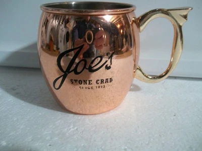 Taza de cobre Moscow Mule: usada en excelente estado: "Logotipo de cangrejo de piedra de Joe" Foto 1 de 4