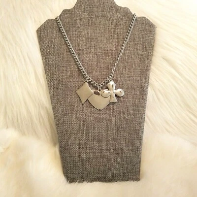 Collar con tema de tarjeta de plata Nine West corazón diamante trébol grunge declaración 2787 Foto 1 de 4