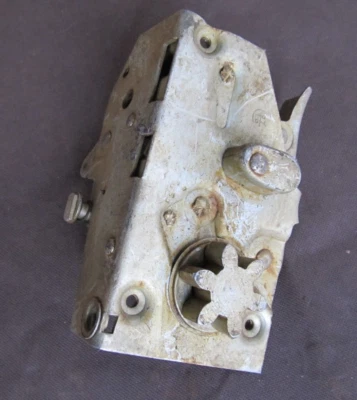 NOS RH Door Latch 1950 1951 Ford Victoria Tudor Fordor Wagons 0A-7021812-A - Imagem 1 de 3