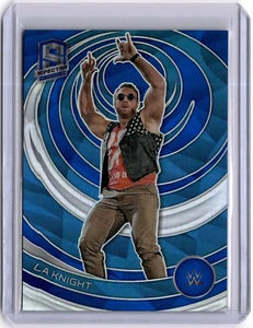 LA Knight 2023 Panini Chronicles Spectra WWE Blue #377 WWE Smackdown #89/99 - Foto 1 di 2