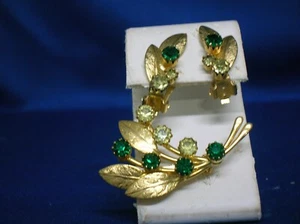 One pair of gold tone clip on non pierced earrings with 7 stones matching pin - Picture 1 of 11